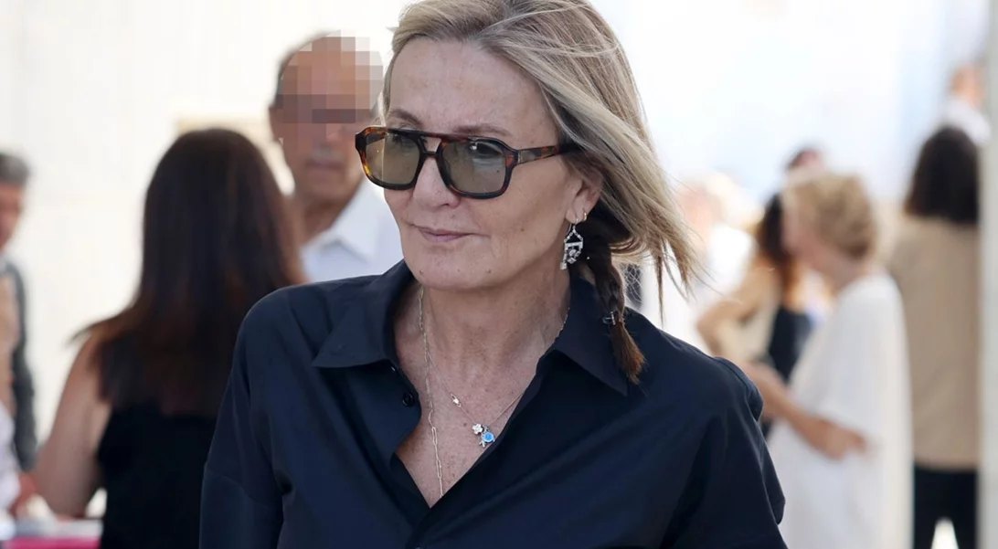 Η Μαρέβα Μητσοτάκη με γκρι σύνολο και καφέ suede παπούτσια στη Νέα Υόρκη