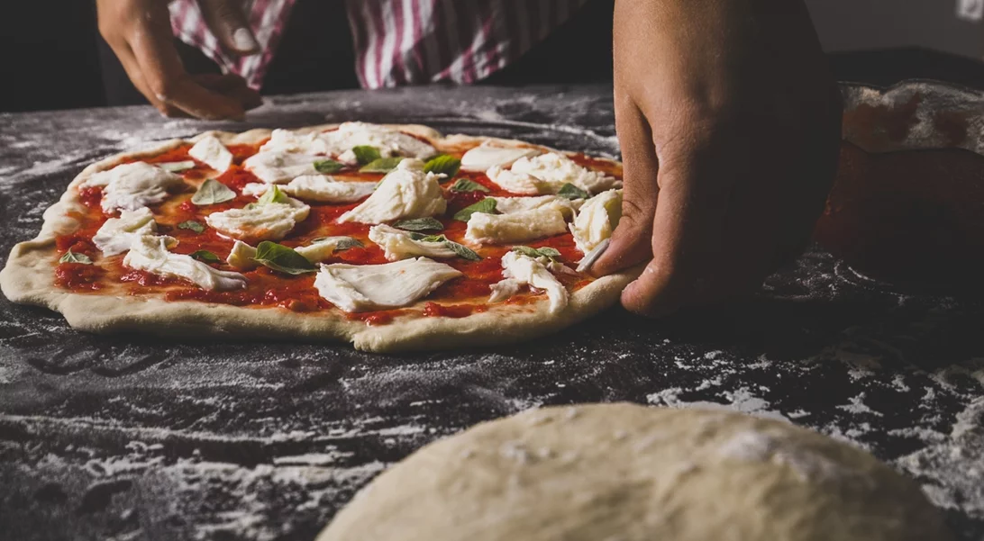 H φανταστική ζύμη για πίτσα μόνο με γιαούρτι και αλεύρι | Ό,τι πρέπει για ένα γρήγορο βραδινό