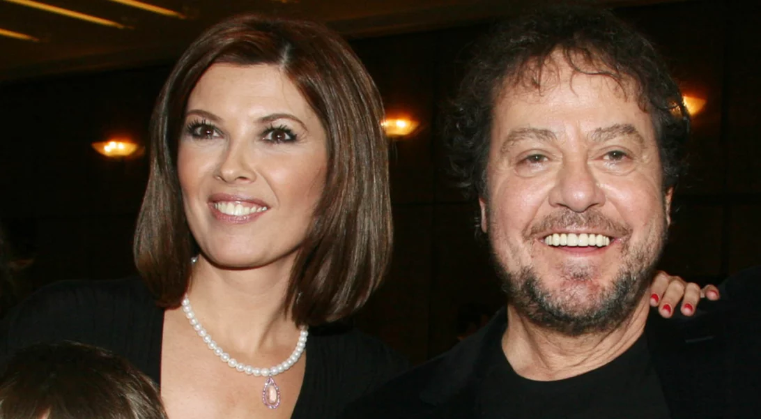 Η Σοφία Αλιμπέρτη με λευκά λουλούδια στα μαλλιά και off-shoulder νυφικό στο πλευρό του Γιάννη Πάριου