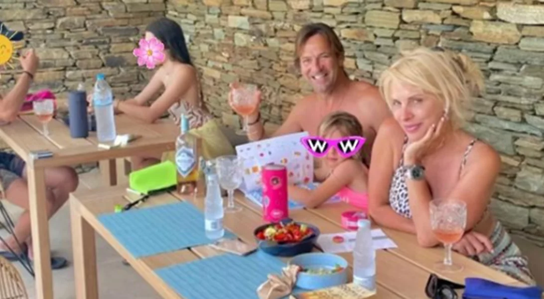 Ελένη Μενεγάκη | Η φωτογραφία με τον Ματέο Παντζόπουλο και τα παιδιά της από την Άνδρο