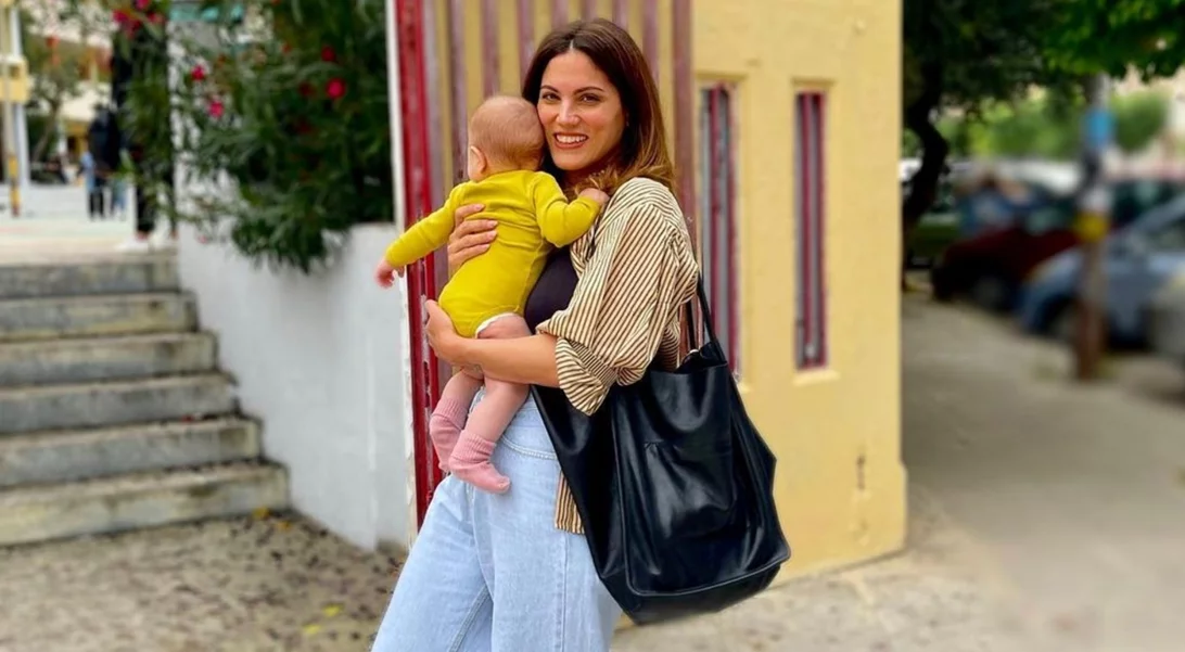 Η Μαίρη Συνατσάκη και η κόρη της, Ολίβια ποζάρουν αγκαλιά στην παραλία στο πιο cute στιγμιότυπο