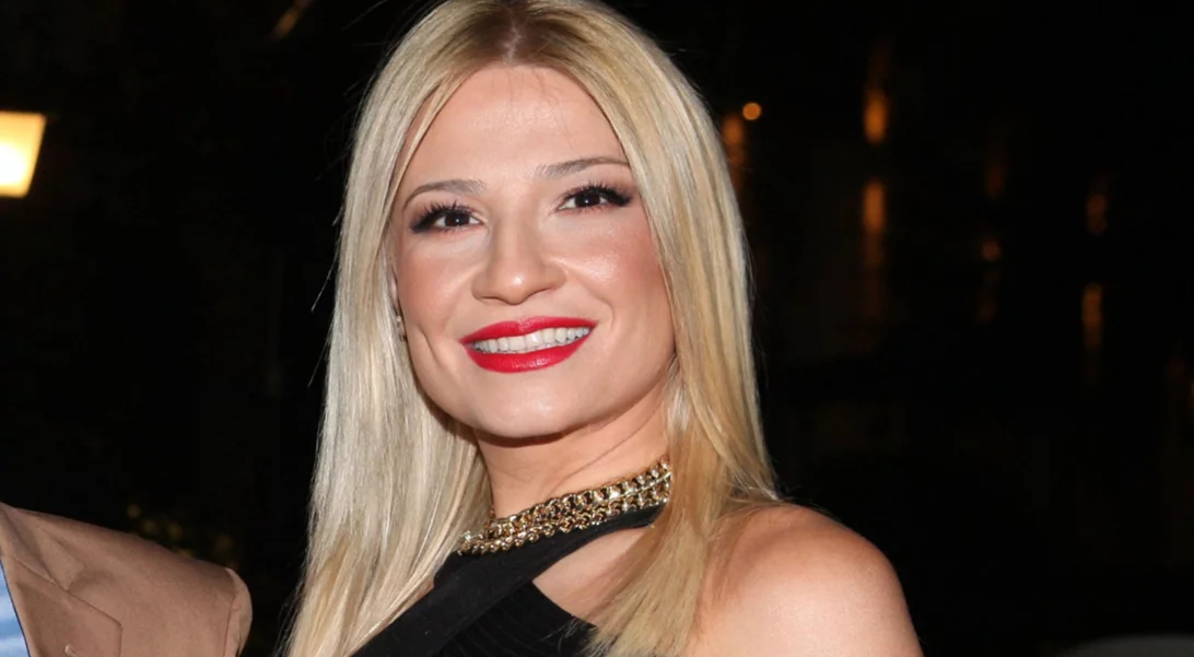 Με μαύρα μαλλιά η Φαίη Σκορδά (pic)