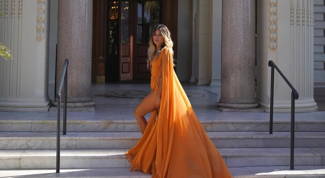 Είσαι καλεσμένη σε γάμο και δεν θέλεις να φορέσεις φόρεμα; Η Βάσια Κωσταρά προτείνει την πιο κομψή εναλλακτική