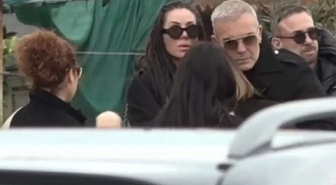 Συντετριμμένος ο Στέλιος Ρόκκος στην κηδεία του αδερφού του