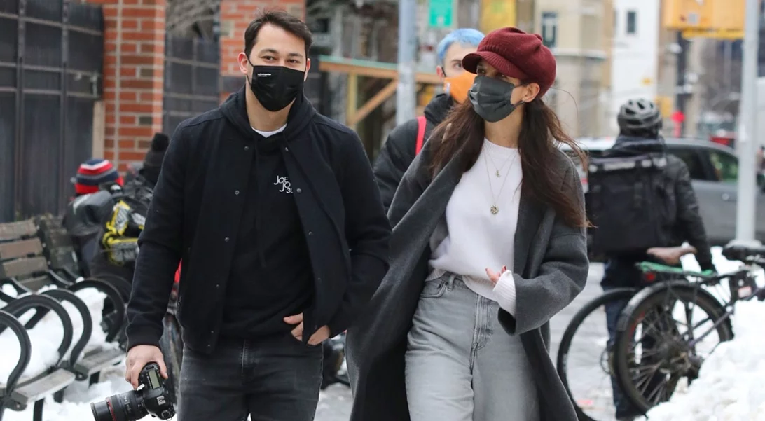 Η Katie Holmes αντιμετωπίζει το χιόνι με στιλ