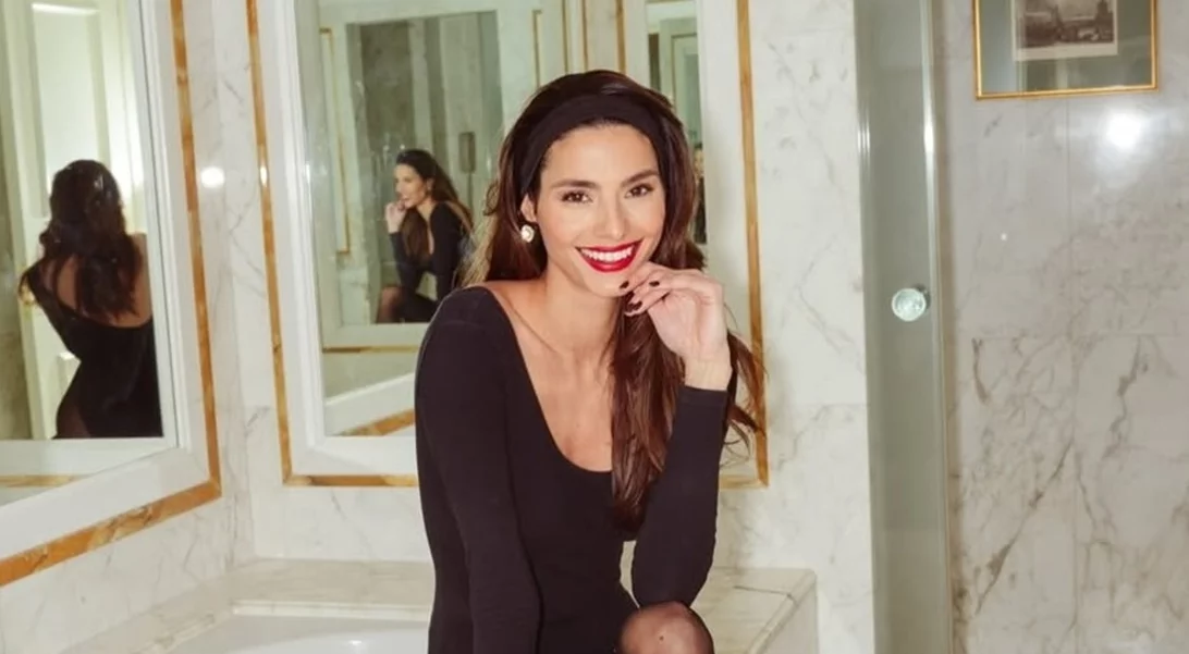 Ανανεωμένη η Ηλιάνα Παπαγεωργίου | Η νέα σέξι φωτογράφιση σε μπάνιο με total black look