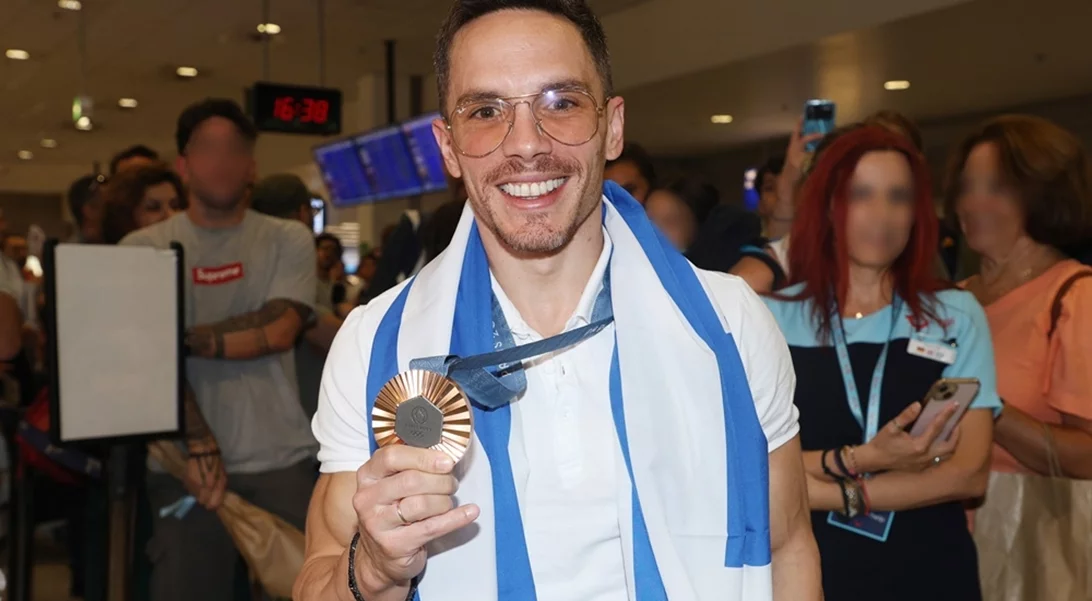 Λευτέρης Πετρούνιας και Εθνική μπάσκετ επέστρεψαν από το Παρίσι | Οι φωτογραφίες από την υποδοχή