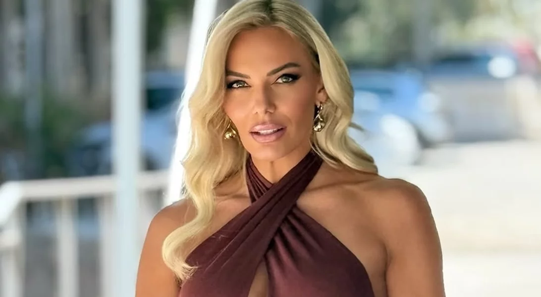 Η Ιωάννα Μαλέσκου με το αντηλιακό stick που προλαμβάνει τα σημάδια της φωτογήρανσης