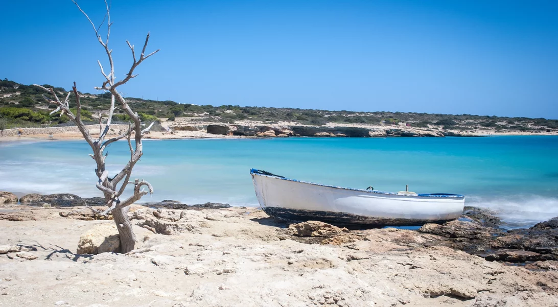 Αυτό είναι το μικρό ελληνικό νησί που λατρεύουν οι Βρετανοί – "Ένας μικρός παράδεισος, θα το περπατήσεις όλο"