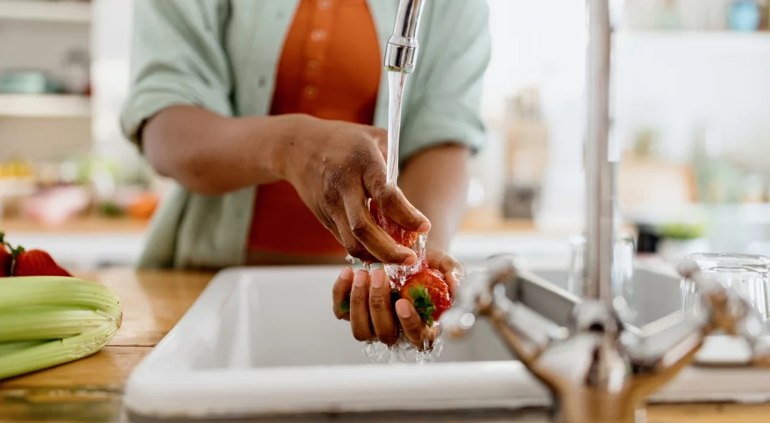 Εσύ ξέρεις τον σωστό τρόπο για να πλένεις τα λαχανικά σου; | Το λάθος που κάνουν σχεδόν όλοι