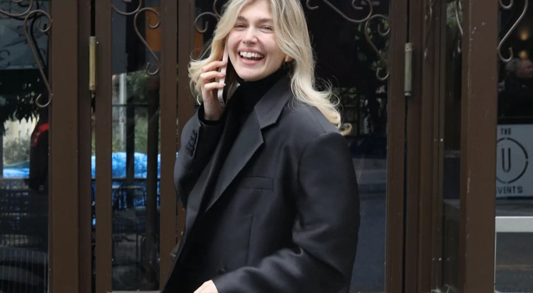 Η Κλέλια Ανδριολάτου φόρεσε με έναν πολύ ''φρέσκο'' τρόπο το λευκό παντελόνι αυτή την εποχή