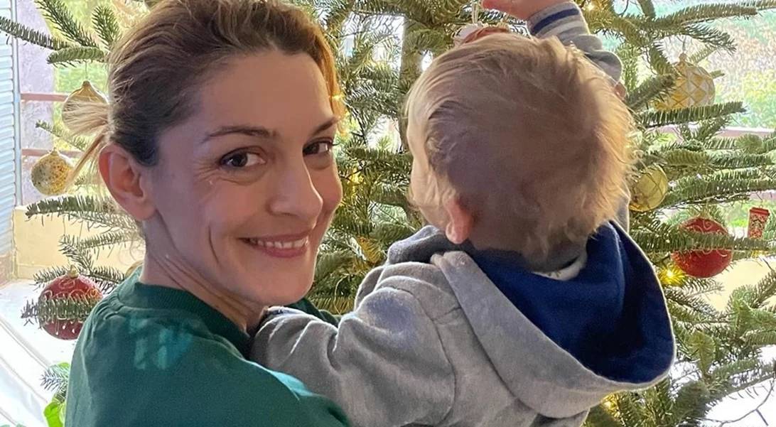 Στην κουζίνα η Γιούλικα Σκαφιδά | Έπλασε χριστουγεννιάτικα μπισκότα παρέα με τον γιο της