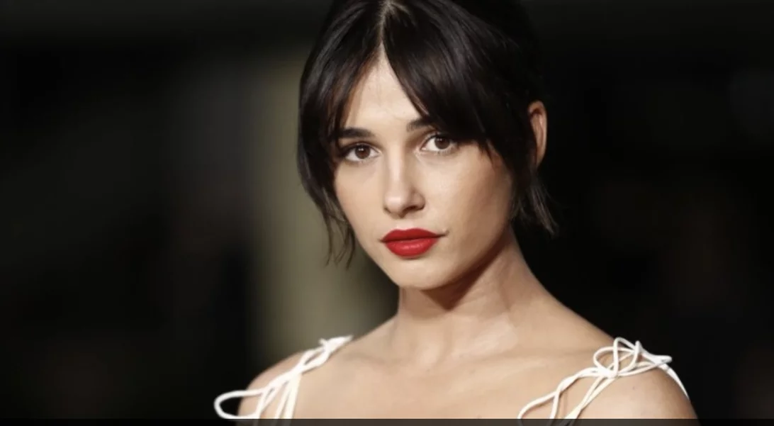 Ο καλλιτέχνης και συγγραφέας Andrew Norman Wilson σκηνοθέτησε μουσικό βίντεο της Naomi Scott