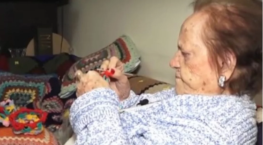 Μια 94χρονη γιαγιά πλέκει κασκόλ και τα δωρίζει σε όλα τα παιδιά του κόσμου