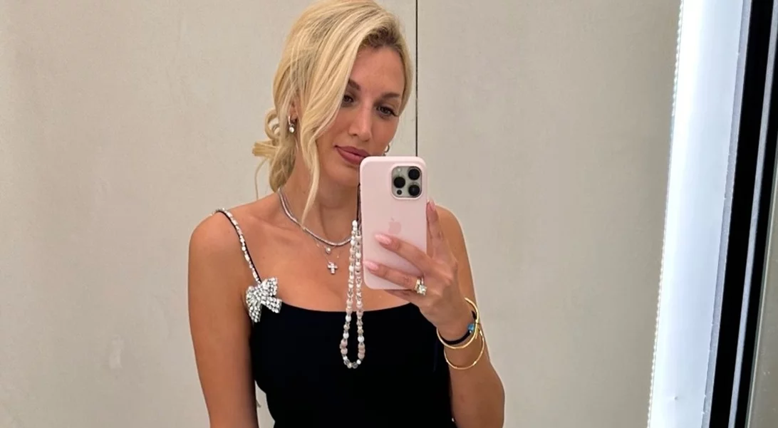 Νυχτοπερπατήματα για την Κωνσταντίνα Σπυροπούλου | Με little black dress και αστραφτερή τσάντα