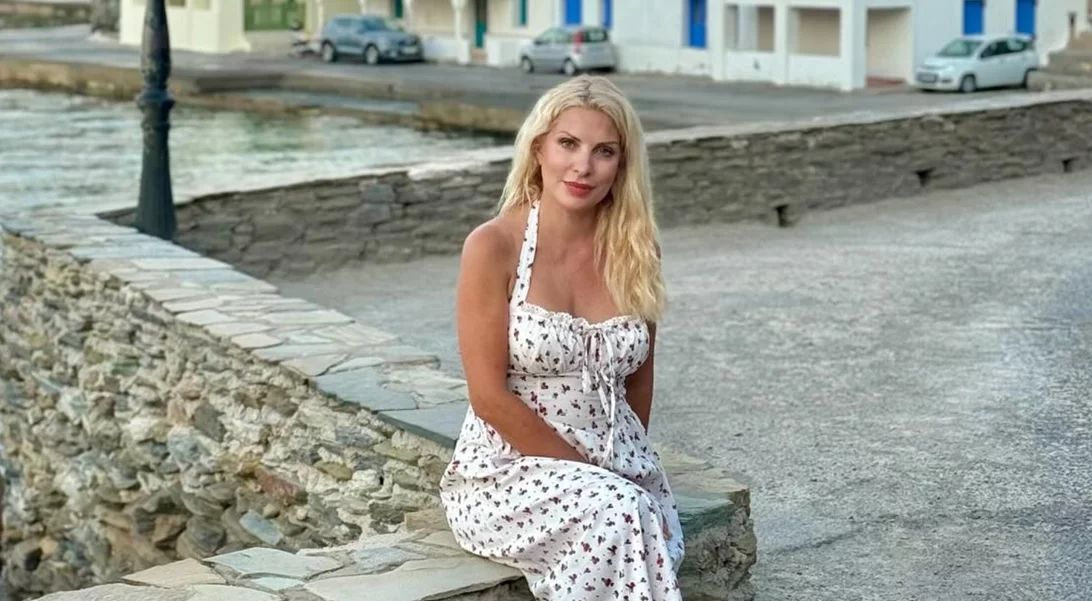 Η Ελένη Μενεγάκη ταξίδεψε στο Εδιμβούργο | Το φθινοπωρινό look με κόκκινο μπουφάν