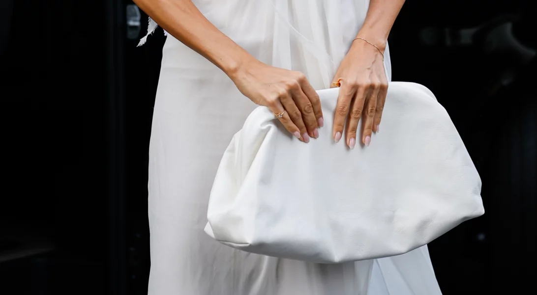 Pantone Cloud Dancer | 4 μανικιούρ που απογειώνουν το πιο "ακριβό" χρώμα του 2026