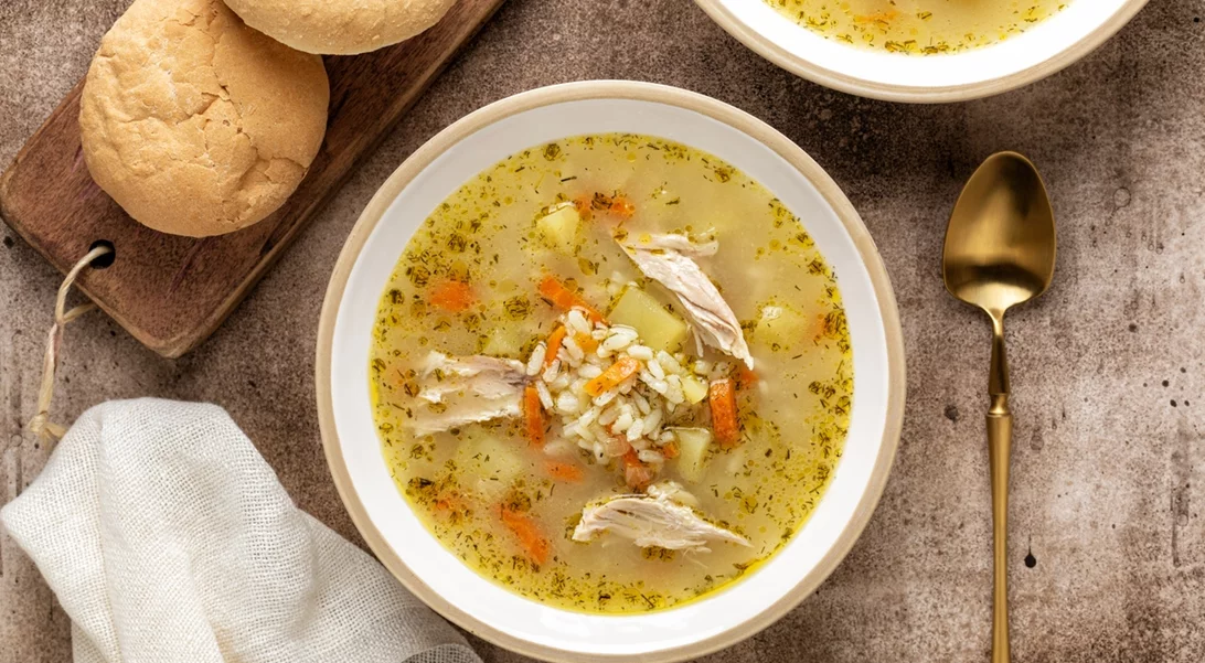 Τι να μαγειρέψω σήμερα; Η πιο εύκολη κοτόσουπα με κριθαράκι για τις κρύες μέρες