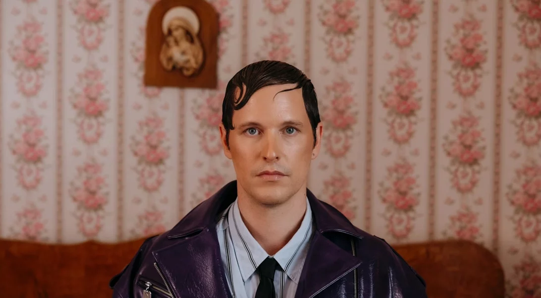 "ΤΙ ΝΑ ΝΑΙ ΑΥΤΟ" | Ο Leon of Athens μεταμορφώνεται σε Ken και παρουσιάζει έναν ύμνο στον έρωτα και στην ελευθερία