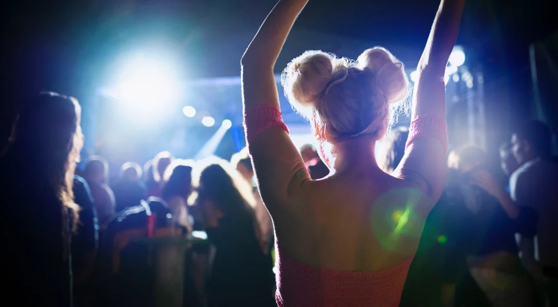 Τι θα φορούσες στο club αν το ημερολόγιο γύρναγε στις δεκαετίες του '70, ΄80 '90 και '00;