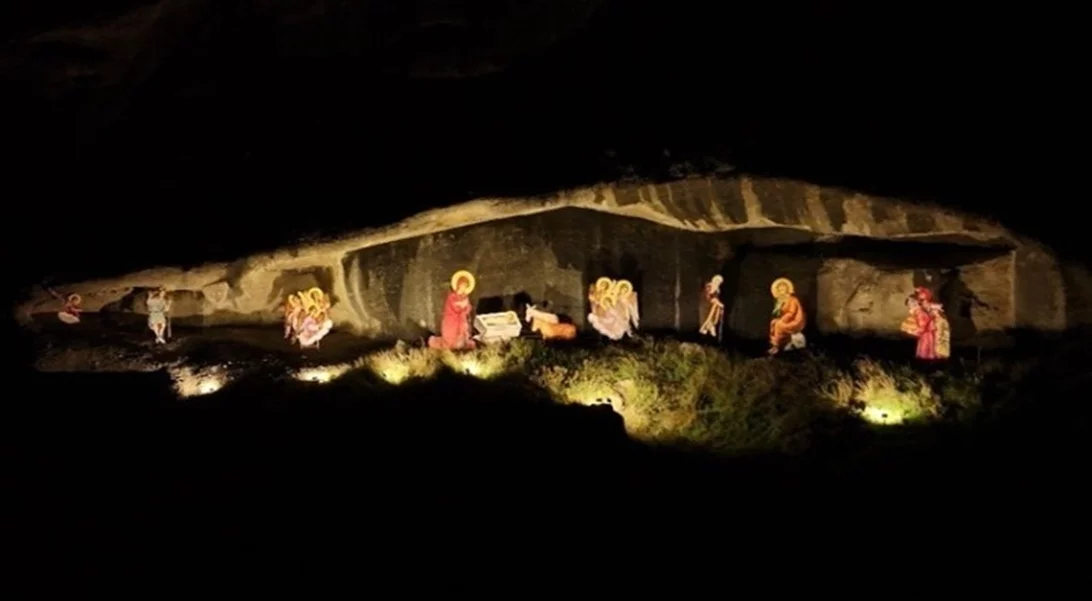 Η Φάτνη στα Μετέωρα - Το μαγευτικό χριστουγεννιάτικο σύμβολο που φωτίζει την Καλαμπάκα