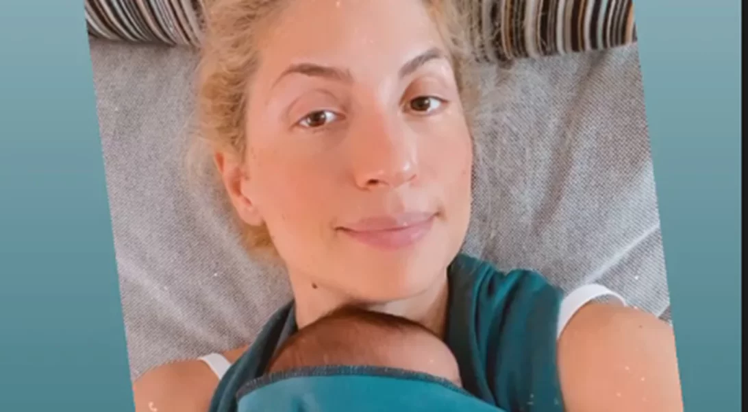 Μαρία Ηλιάκη | Κοιμίζει στην αγκαλιά της τη νεογέννητη κόρη της