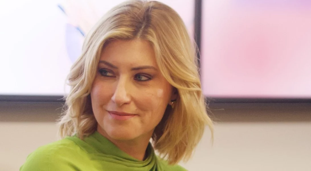 Σία Κοσιώνη | Ποζάρει με λευκό φόρεμα και ψηλοτάκουνα πέδιλα πλάι στο κύμα