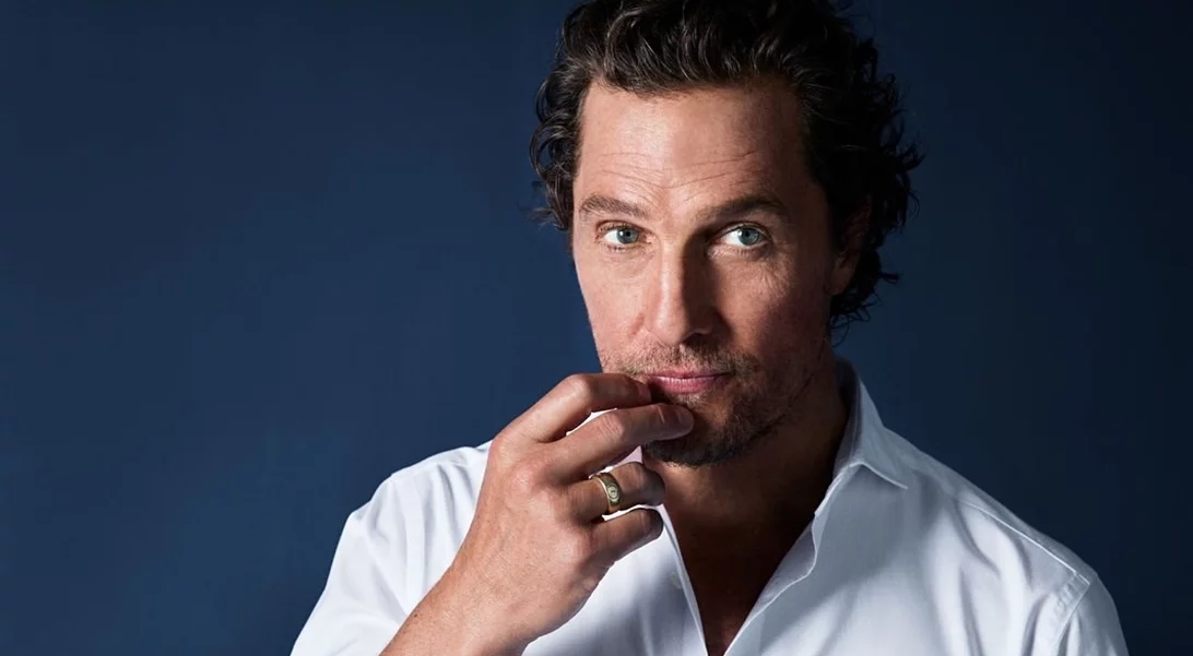 Στην Αντίπαρο ο Matthew McConaughey | H selfie με τον Σταύρο Σβήγκο