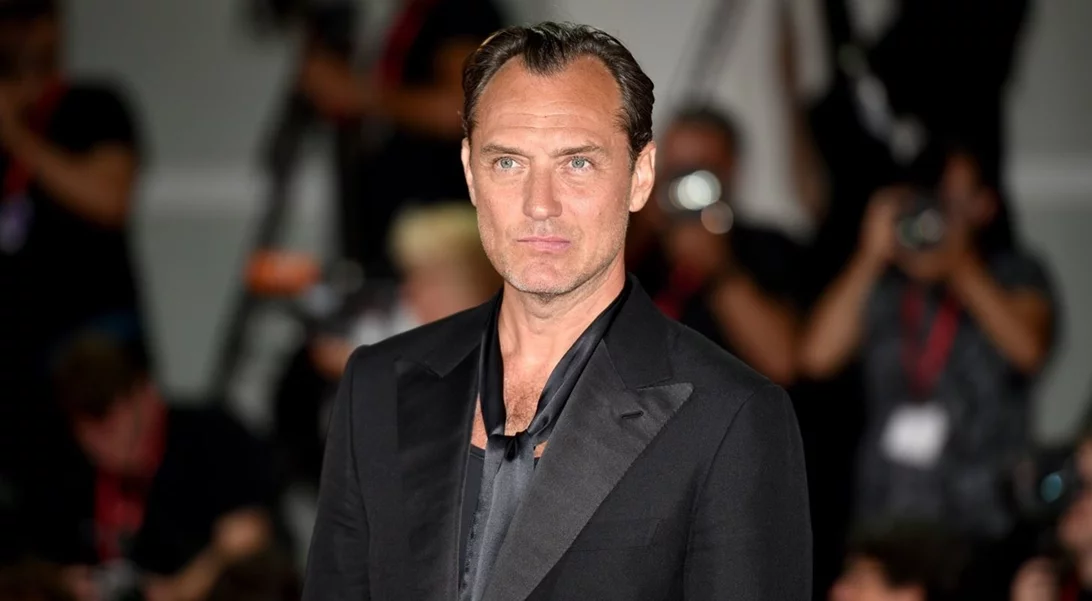 Ο Jude Law μόλις διαψεύδει μια σημαντική θεωρία για τo The Holiday και γίνεται viral