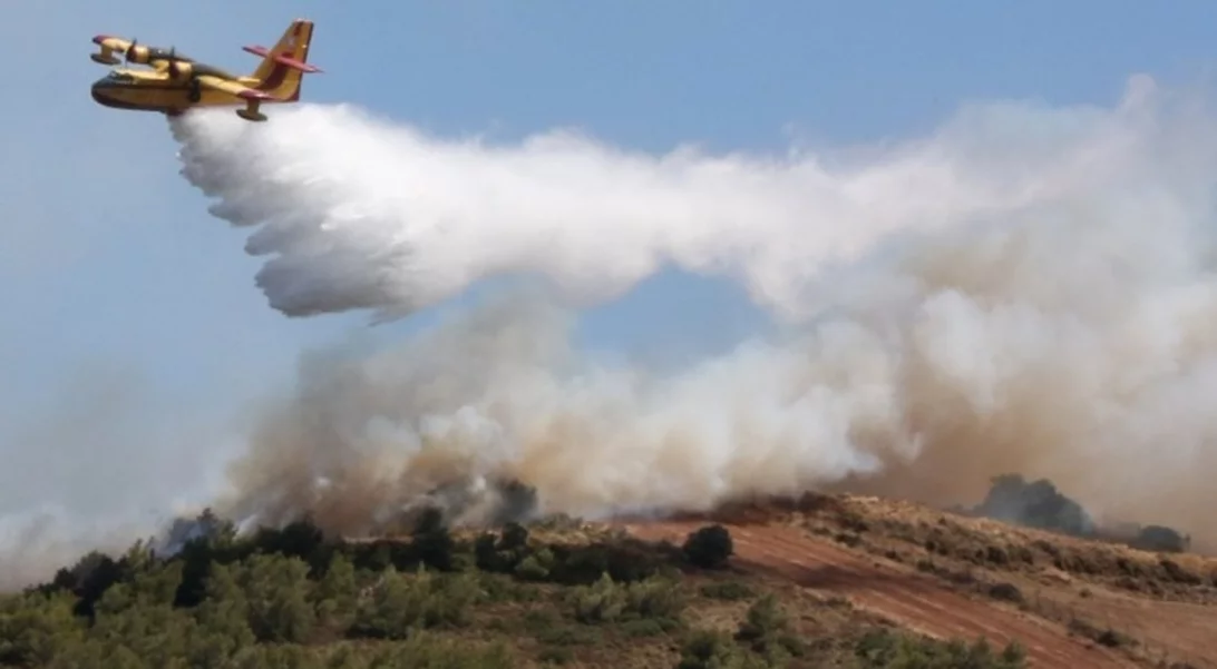 Σε ύφεση οι πυρκαγιές σε ΝΑ Αττική και Χελιδόνι Ηλείας - Διάσπαρτες εστίες αντιμετωπίζει η πυροσβεστική