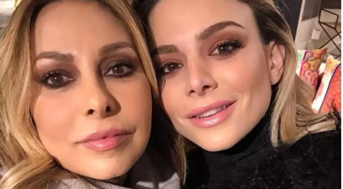 Ζόζεφιν | Η (πανέμορφη) μητέρα της την κακομαθαίνει