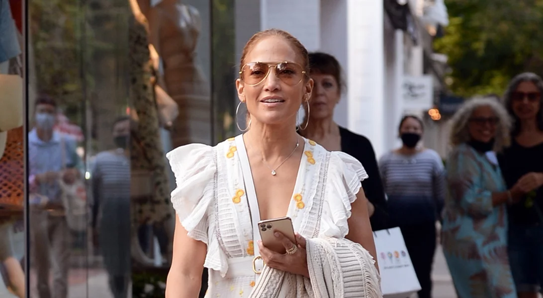 Jennifer Lopez | Η πρόσφατη της εμφάνιση είναι ιδανική για βάφτιση και γάμο
