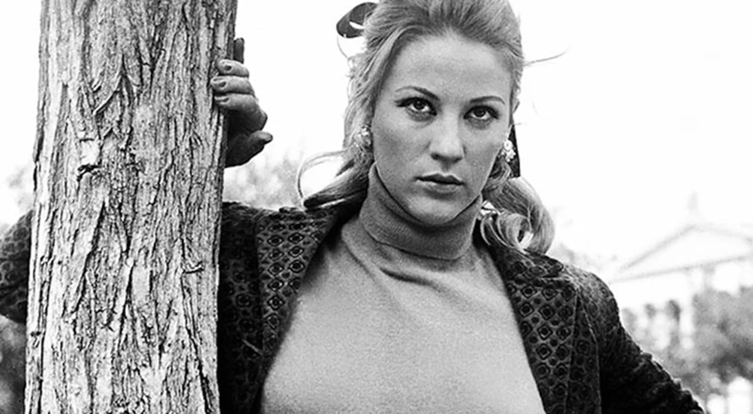 46 χρόνια πριν | Η Ζωή Λάσκαρη με αέρινο λευκό φόρεμα και το κόσμημα που άφησε εποχή