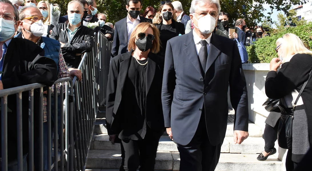 Φώφη Γεννηματά | Συντετριμμένη η αδελφή της στο ύστατο αντίο (εικόνες)