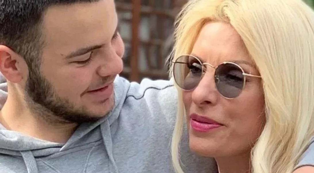 Άγγελος Λάτσιος | Οι οικογενειακές φωτογραφίες με τους γονείς και την αδερφή του, Λάουρα