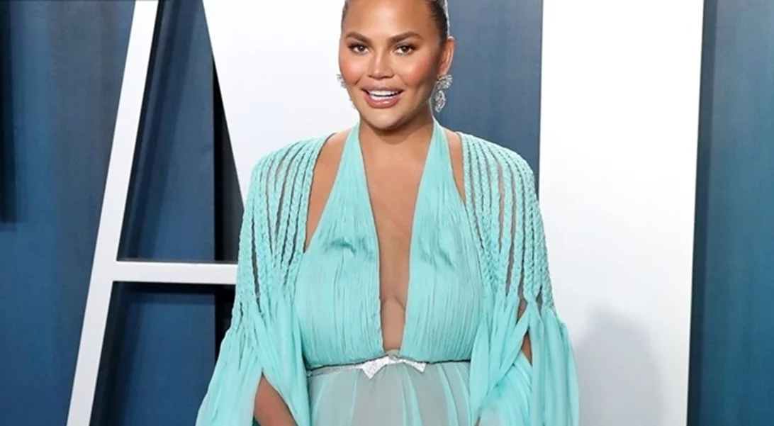 Η Chrissy Teigen απαντά με μία φωτογραφία στις κατηγορίες ότι χρησιμοποίησε παρένθετη μητέρα