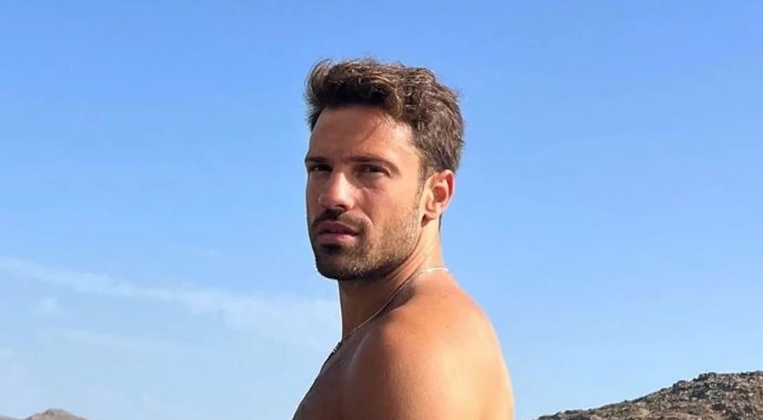 Ο Κωνσταντίνος Αργυρός στην Τήνο | Η πρώτη εμφάνιση μετά την είδηση ότι θα γίνει μπαμπάς- "Δε χωρούν δύο ωραίοι στο ίδιο νησί"