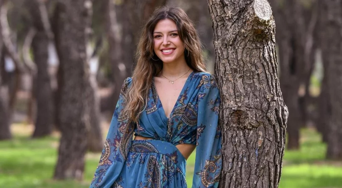 Θεανώ Κλάδη | Με εκρού πανωφόρι και cowboy boots για βόλτα στην πόλη