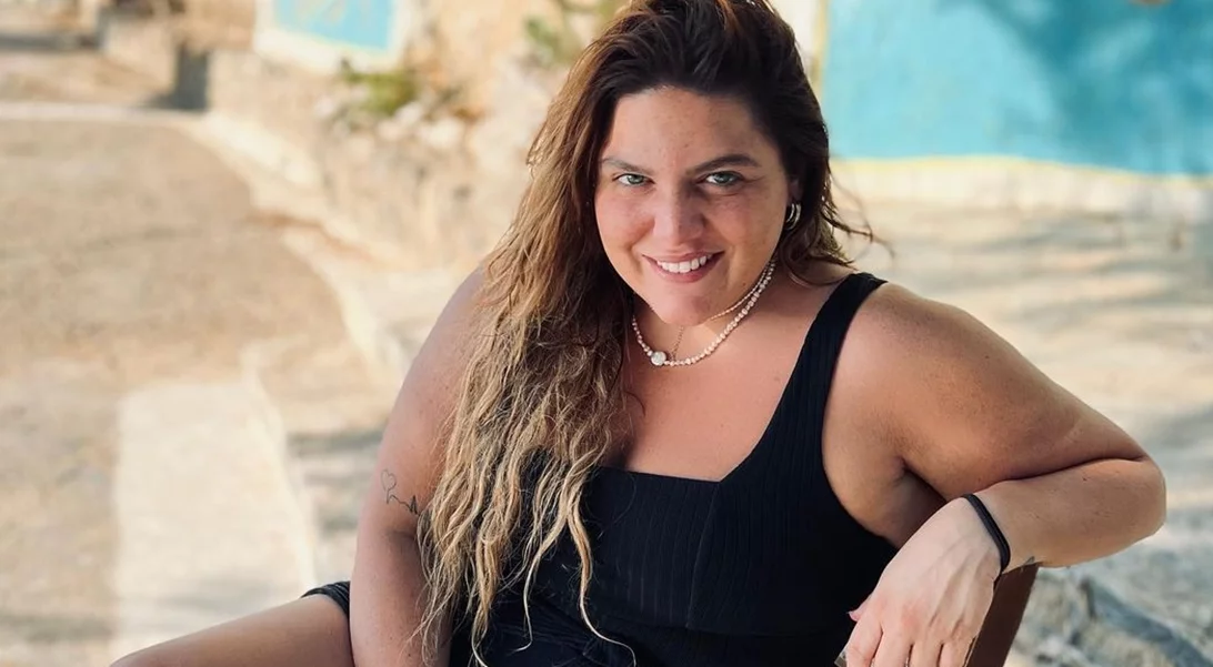 H Δανάη Μπάρκα με λευκό σορτς στις διακοπές της στη Σέριφο | Πώς θα υιοθετήσεις το look