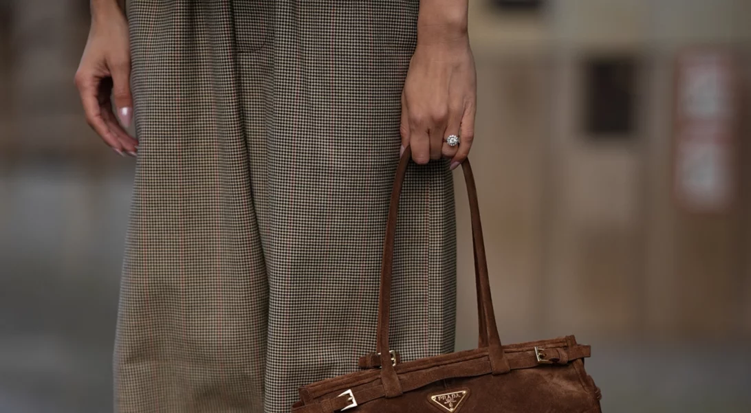 Chrome Tips | Η λαμπερή ανατροπή στο γαλλικό μανικιούρ που θα βλέπεις παντού φέτος τις γιορτές