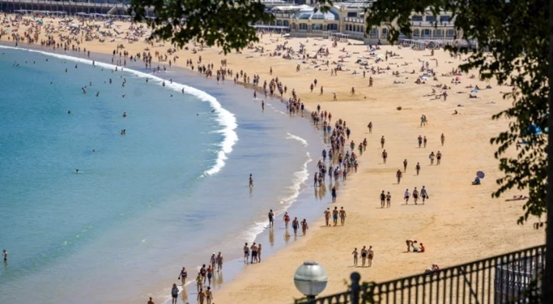 Ισπανία | Οι κάτοικοι στερούνται τις παραλίες της χώρας τους λόγω αύξησης των τιμών στα θέρετρα