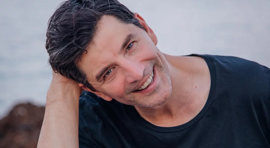 Ο Σάκης Ρουβάς απολαμβάνει τον καφέ του στο κρεβάτι και μας εύχεται "Καλημέρα"