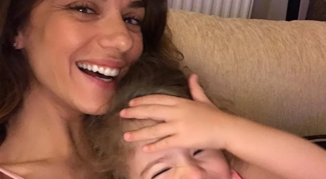 Εύα Τσιμιτσέλη | Ποζάρει για τον φακό της Βάσως Λασκαράκη με θέα το φεγγαρόφωτο