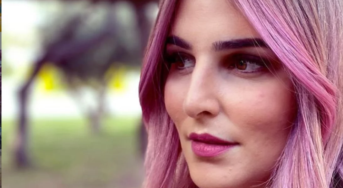 Εβελίνα Νικόλιζα | Η κόρη της Μπέσσυς Αργυράκη έβαψε ροζ τα μαλλιά της (pics)