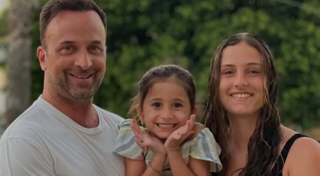 Με μακριά μαλλάκια και σκωτσέζικη φούστα η Βαλέρια Λιανού | Η κόρη του Γιώργου Λιανού μεγάλωσε και ποζάρει δίπλα στη μαμά της