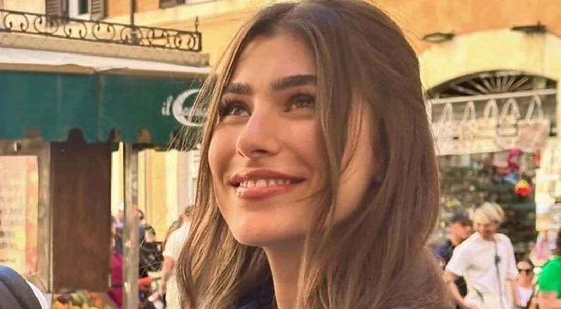 Η Χρύσα Μιχαλοπούλου με denim σορτσάκι και λευκό τοπ | Η βόλτα με τον γιο της και τις φίλες της