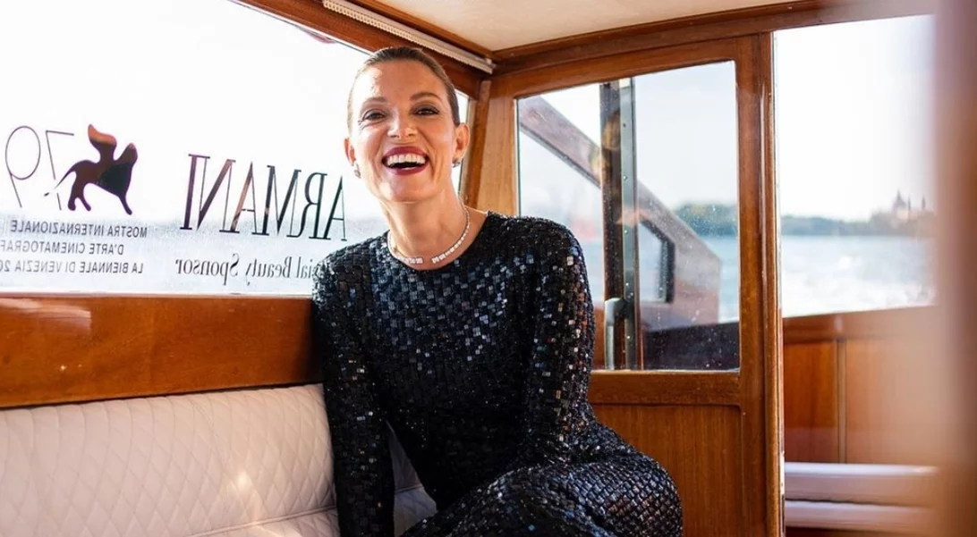 Young Βίκυ Καγιά | Δημοσίευσε σπάνιες φωτογραφίες από επίδειξη μόδας που ήταν μόλις 23 ετών