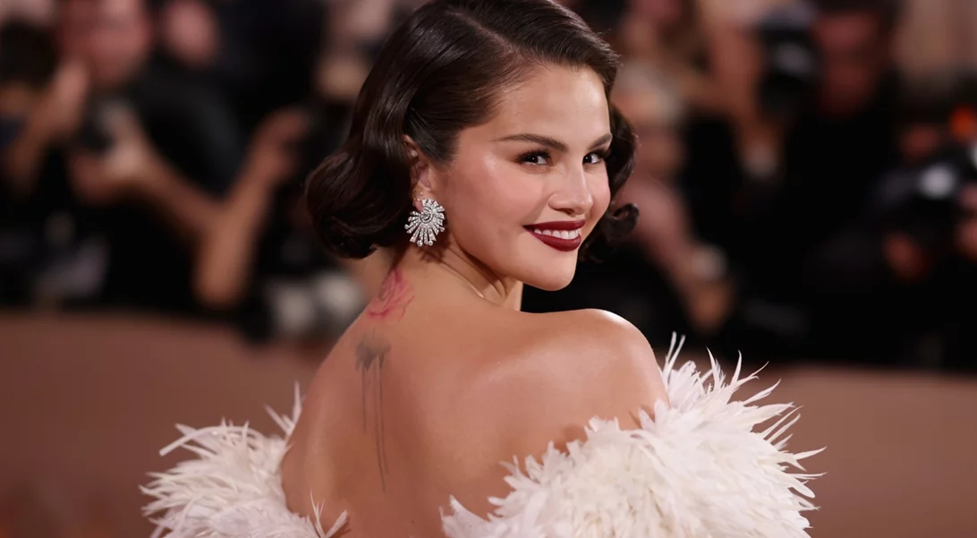 Ούτε nude, ούτε γαλλικό | Το μανικούρ της Selena Gomez στις Χρυσές Σφαίρες είναι η τέλεια επιλογή για κοντά νύχια