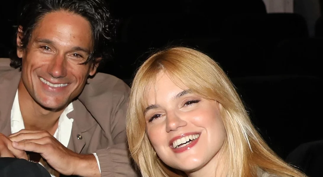 Πάνος Βλάχος & Νατάσα Εξηνταβελώνη για πρώτη φορά μαζί | Η δημόσια εμφάνιση στο θέατρο μαζί με τον μπαμπά της