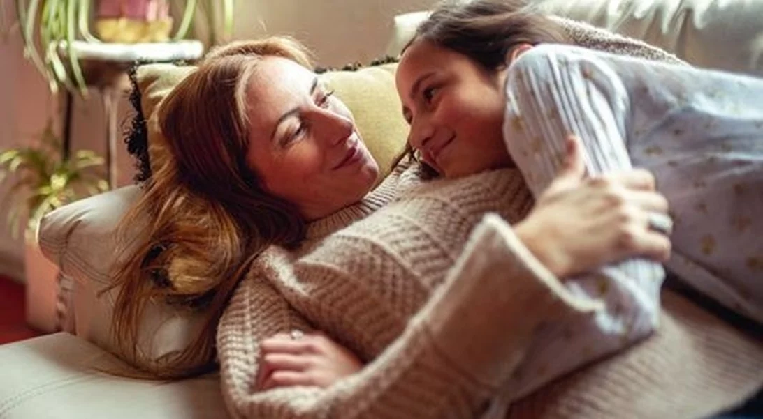 Η μέρα που κατάλαβα ότι για να μου μιλήσει η έφηβη κόρη μου, έπρεπε να "το βουλώσω"!